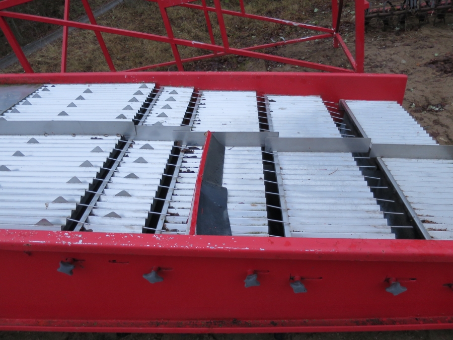 4212 EKKO length grader for carrots