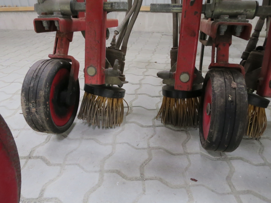 4352 Thermec brushing crop cleaner