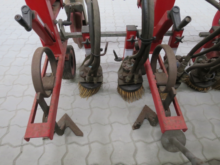 4352 Thermec brushing crop cleaner