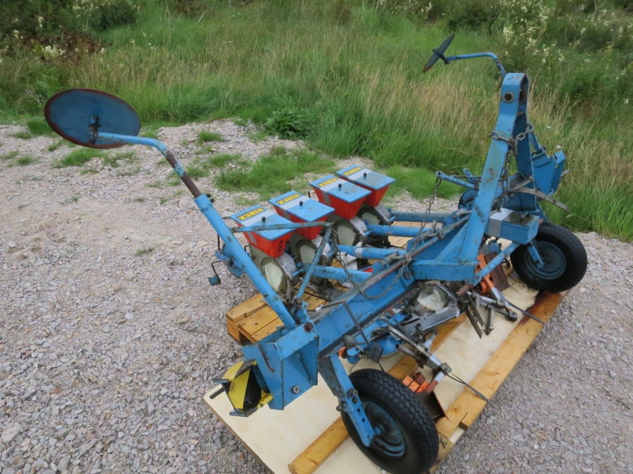 4403 Nibex 300 4 row seeder for carrots and other vegetables