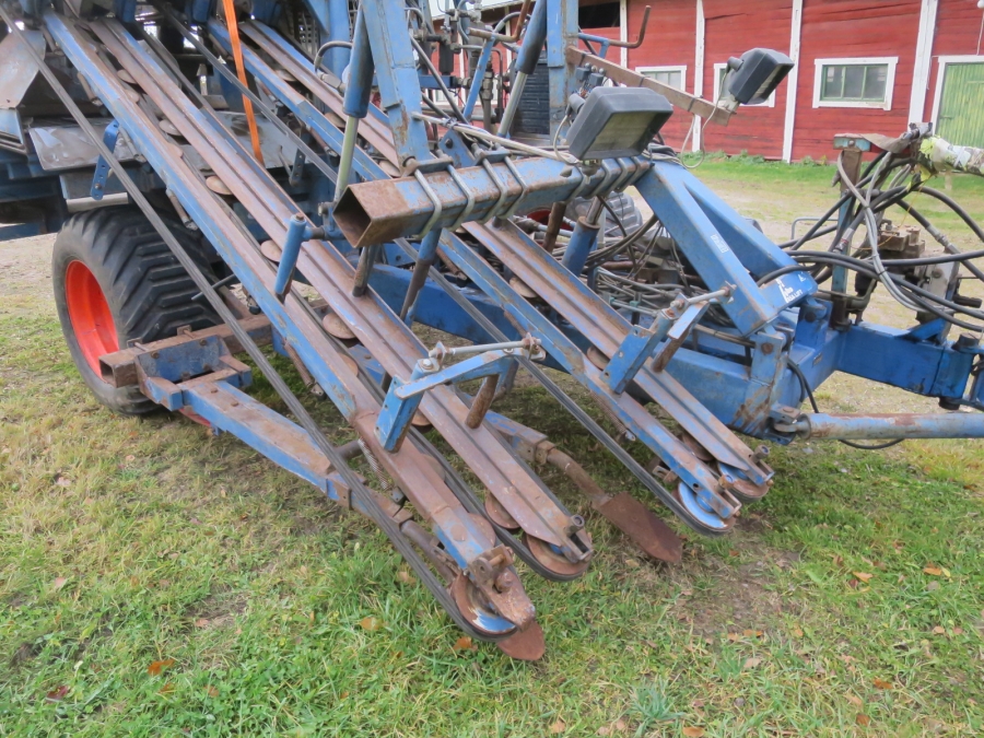 4426 Asa-Lift T200 carrot harvester with elevator 