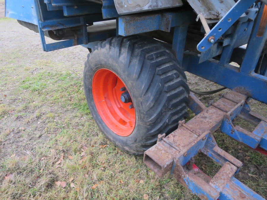 4426 Asa-Lift T200 carrot harvester with elevator 