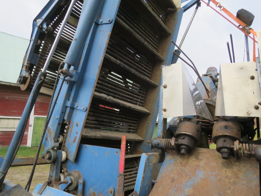 4426 Asa-Lift T200 carrot harvester with elevator 