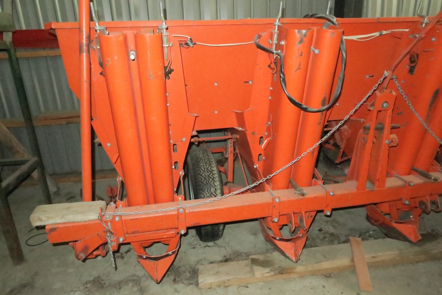 4528 Underhaug 4 row potato planter