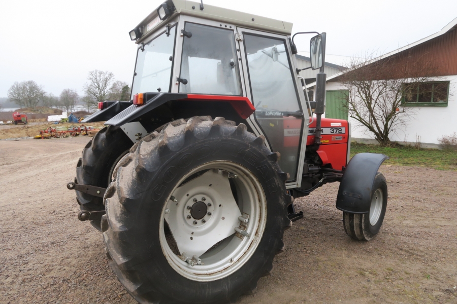 4564 Massey Ferguson 372 2WD Tractor