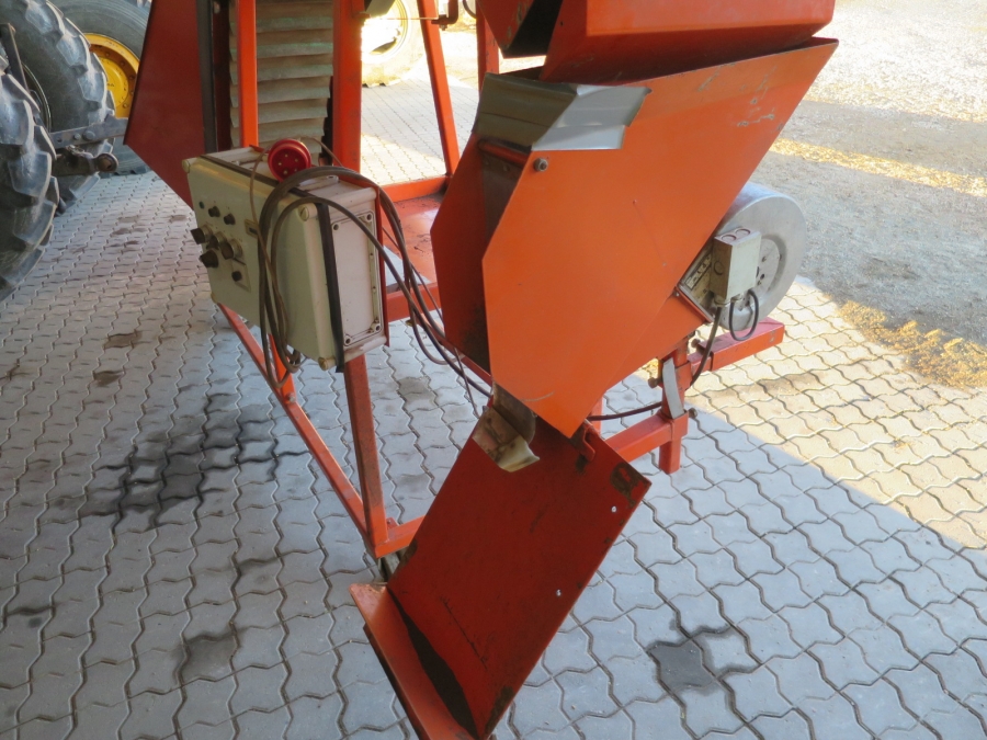 4577 EKKO carrot weigher
