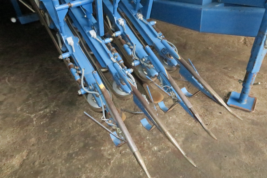 4596 Asa-Lift carrot harvester for bunch carrots