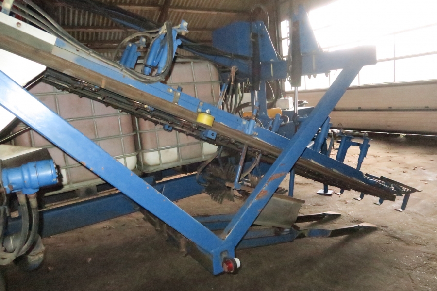 4596 Asa-Lift carrot harvester for bunch carrots
