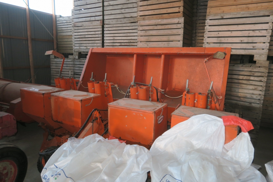 4606 Underhaug 4 row potato planter