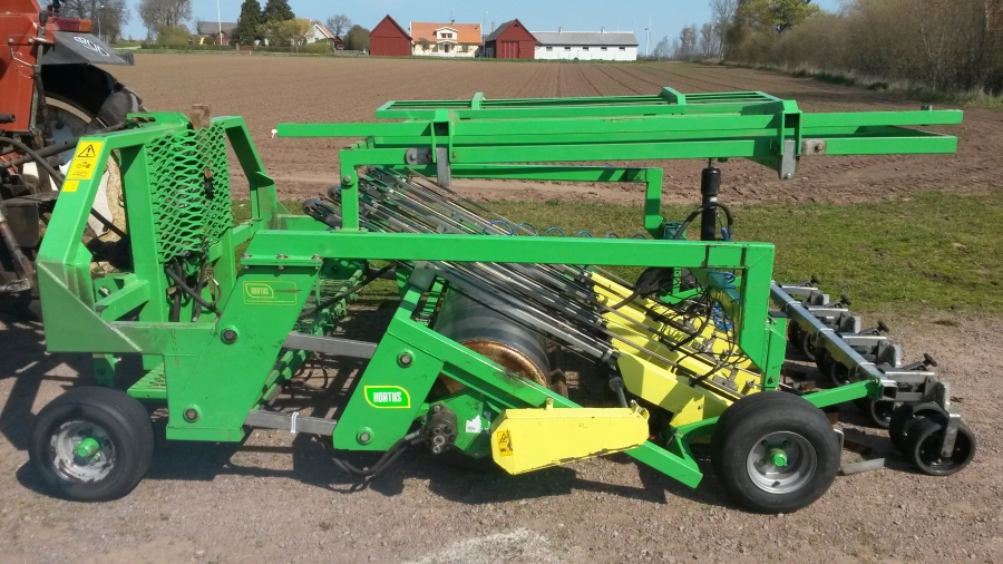 4610 Hortech TRE 190 transplanter for cubic plants