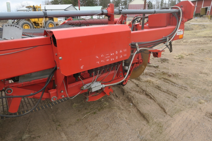 4615 Kverneland UN2200 potato harvester