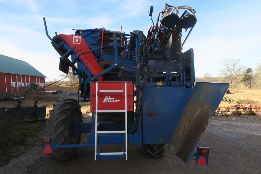 4641 Asa-Lift T-140B carrot harvester 4 ton bunker
