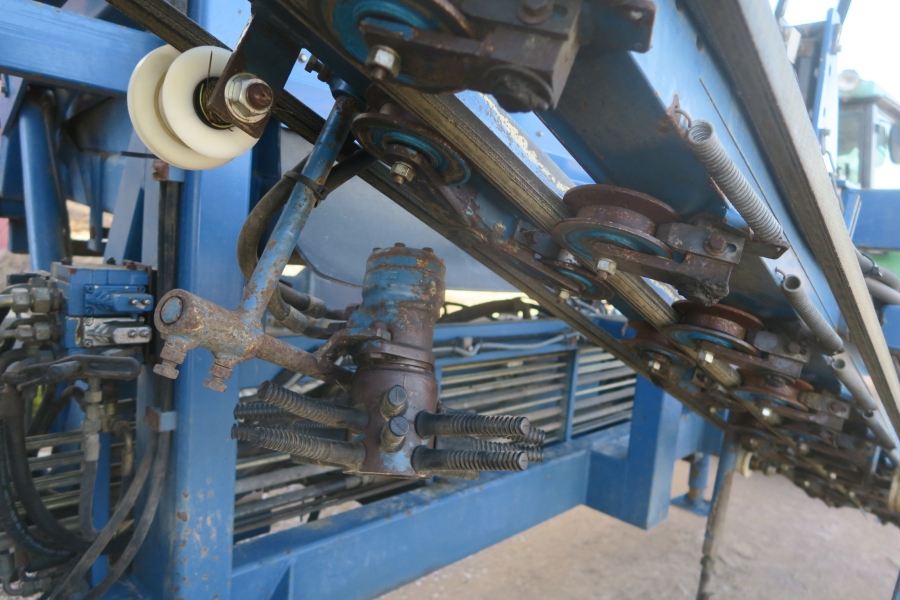 4641 Asa-Lift T-140B carrot harvester 4 ton bunker