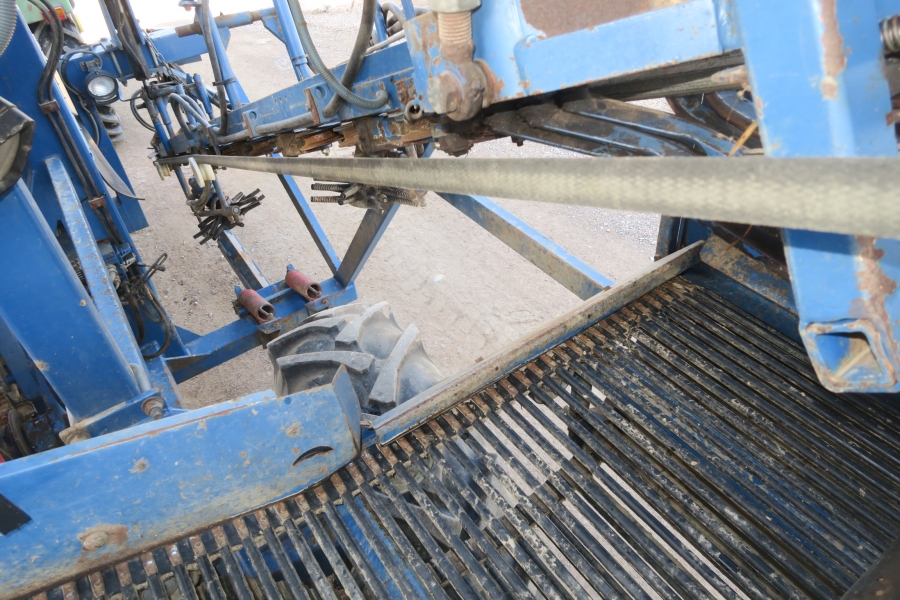 4641 Asa-Lift T-140B carrot harvester 4 ton bunker
