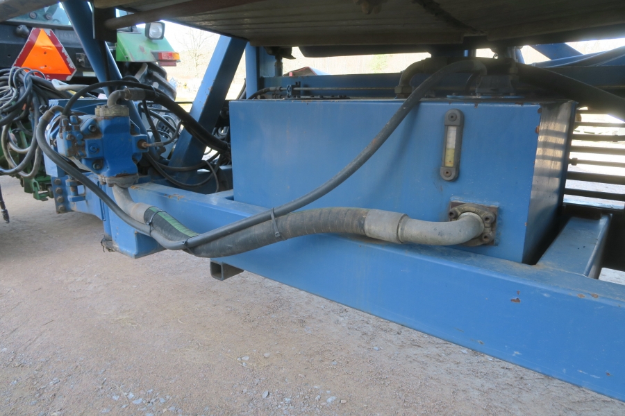 4641 Asa-Lift T-140B carrot harvester 4 ton bunker