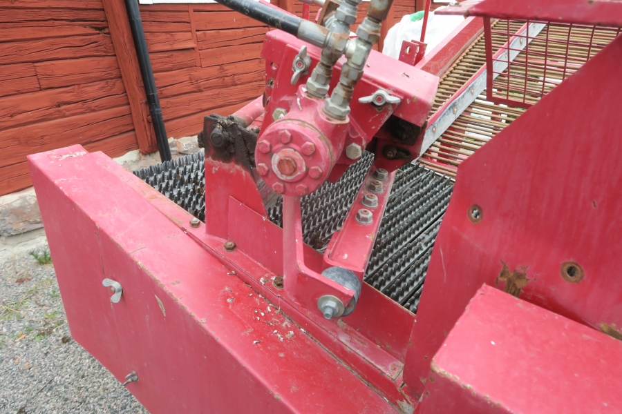 4645 Juko MIDI potato harvester mounted for box