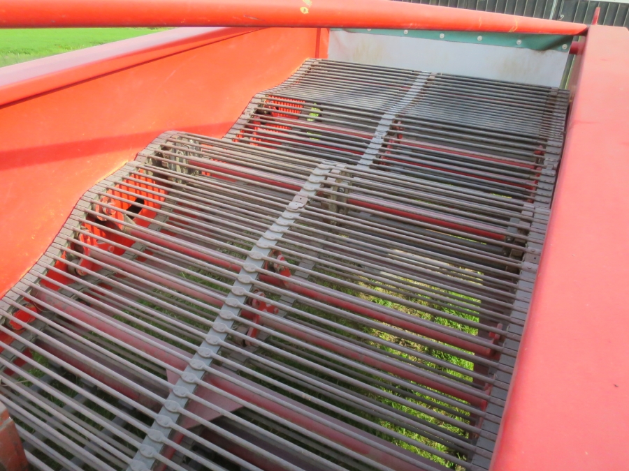 4649 GCL potato windrower and root vegetables