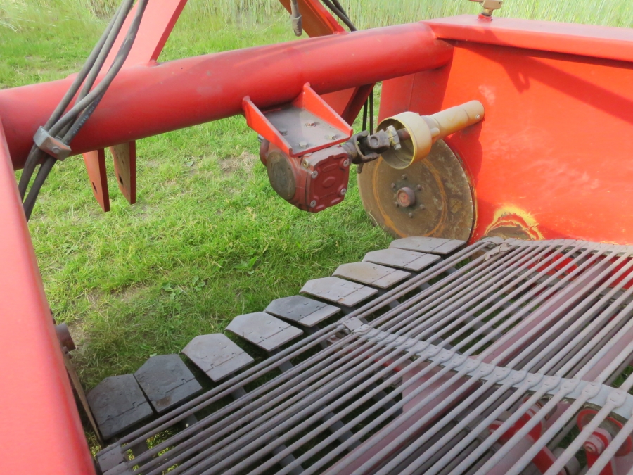 4649 GCL potato windrower and root vegetables