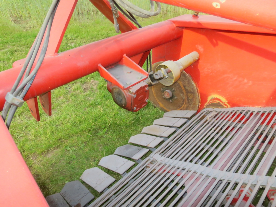 4649 GCL potato windrower and root vegetables