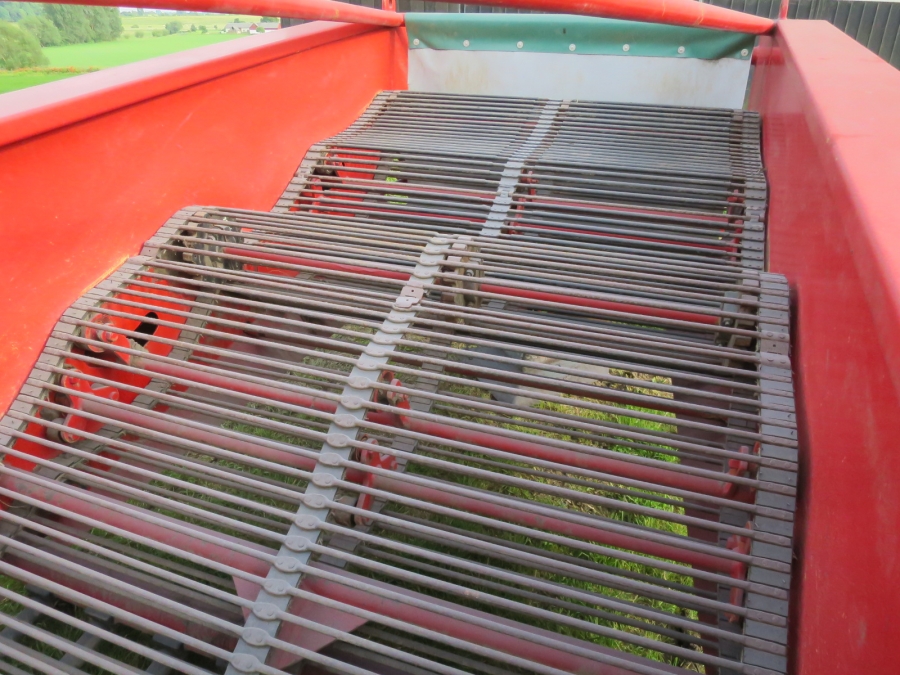 4649 GCL potato windrower and root vegetables