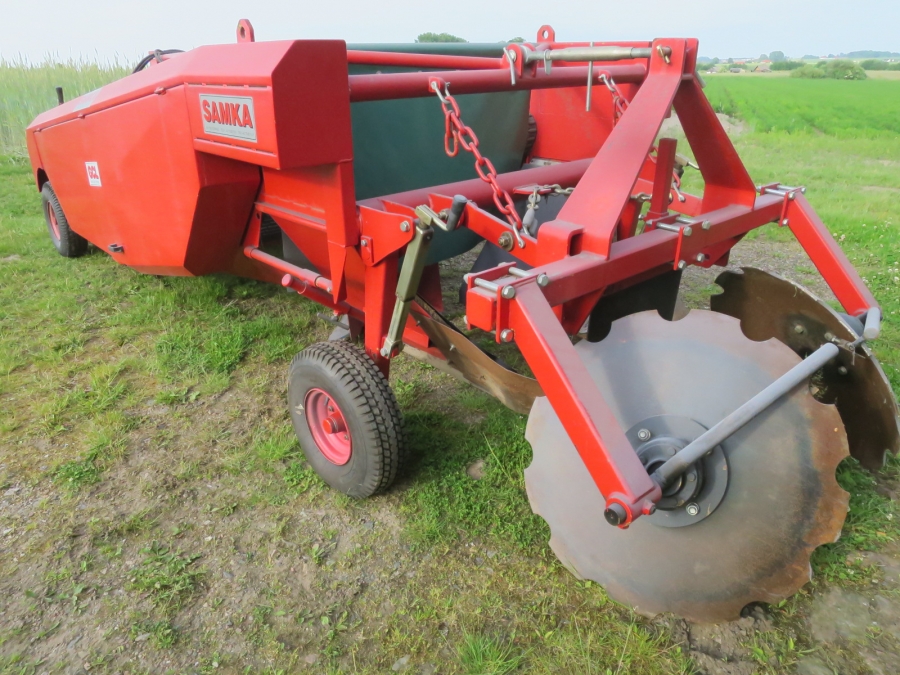 4649 GCL potato windrower and root vegetables