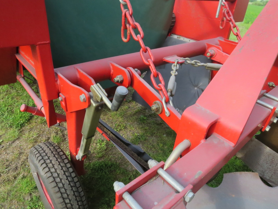 4649 GCL potato windrower and root vegetables