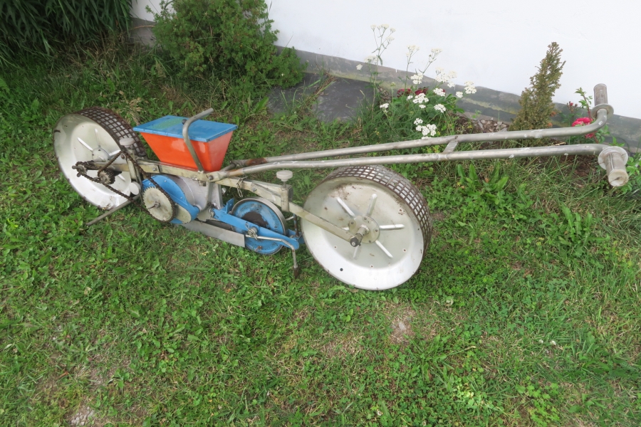 4666 Nibex Mini hand drawn precision seeder