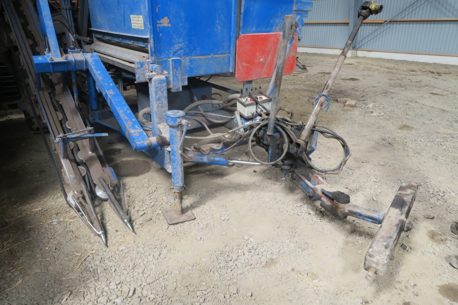4667 Asa-Lift T-100 carrot harvester with bunker