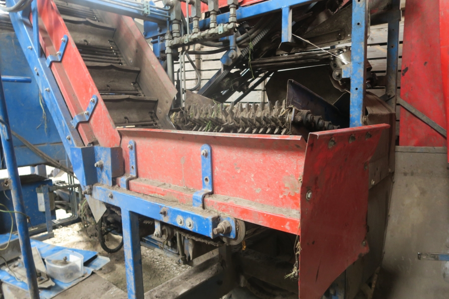 4667 Asa-Lift T-100 carrot harvester with bunker
