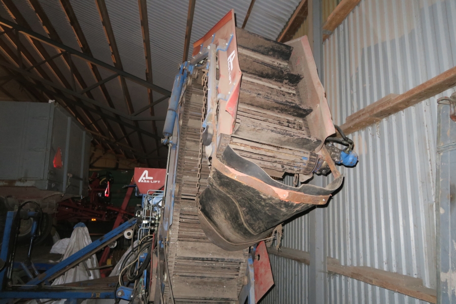 4716 Asa-Lift ST1200 carrot harvester