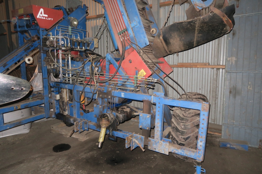 4716 Asa-Lift ST1200 carrot harvester