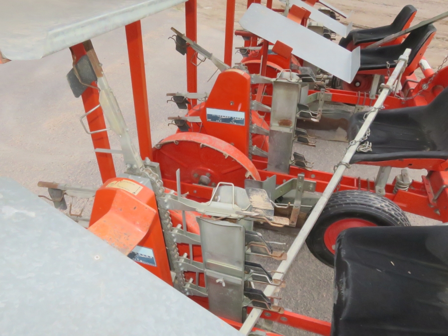 4805 Checchi & Magli Fox transplanter