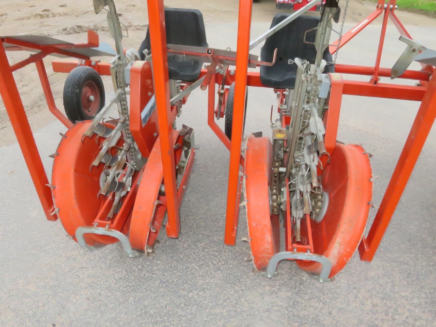 4805 Checchi & Magli Fox transplanter