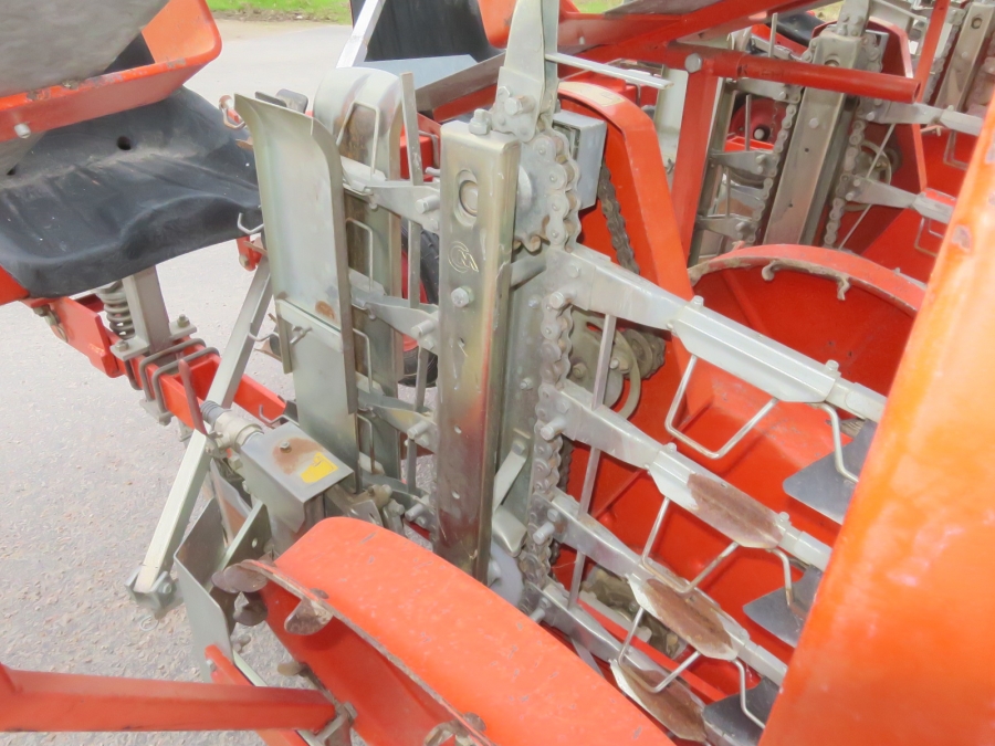 4805 Checchi & Magli Fox transplanter