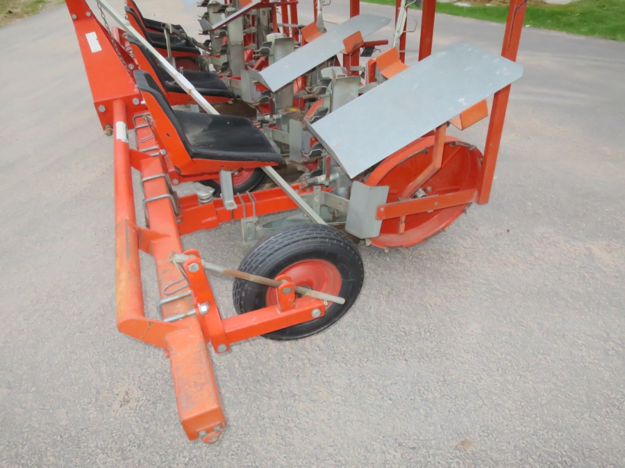 4805 Checchi & Magli Fox transplanter