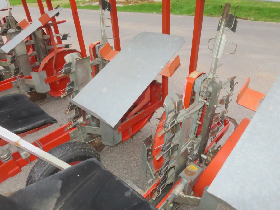 4805 Checchi & Magli Fox transplanter