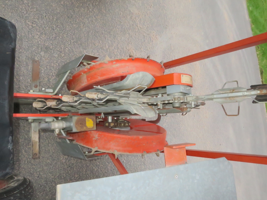 4805 Checchi & Magli Fox transplanter