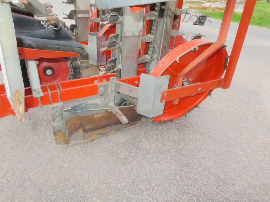 4805 Checchi & Magli Fox transplanter