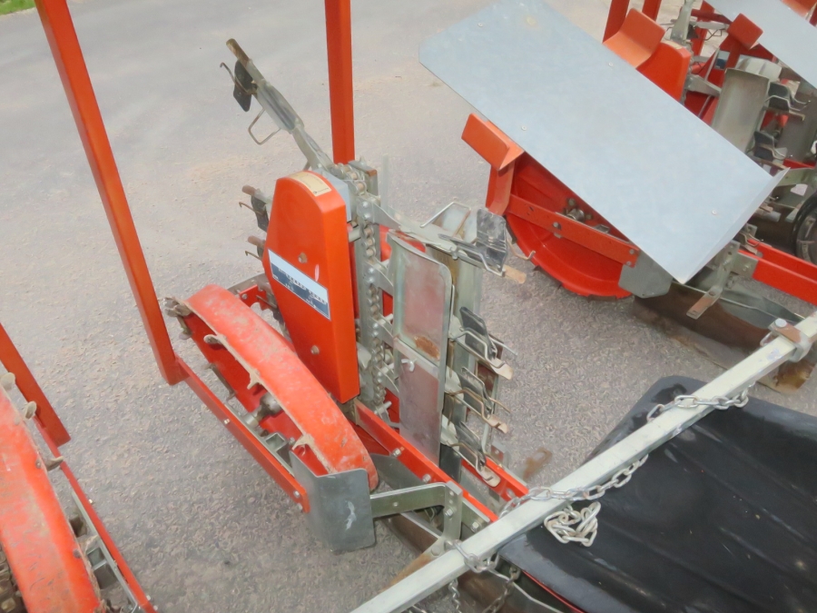 4805 Checchi & Magli Fox transplanter