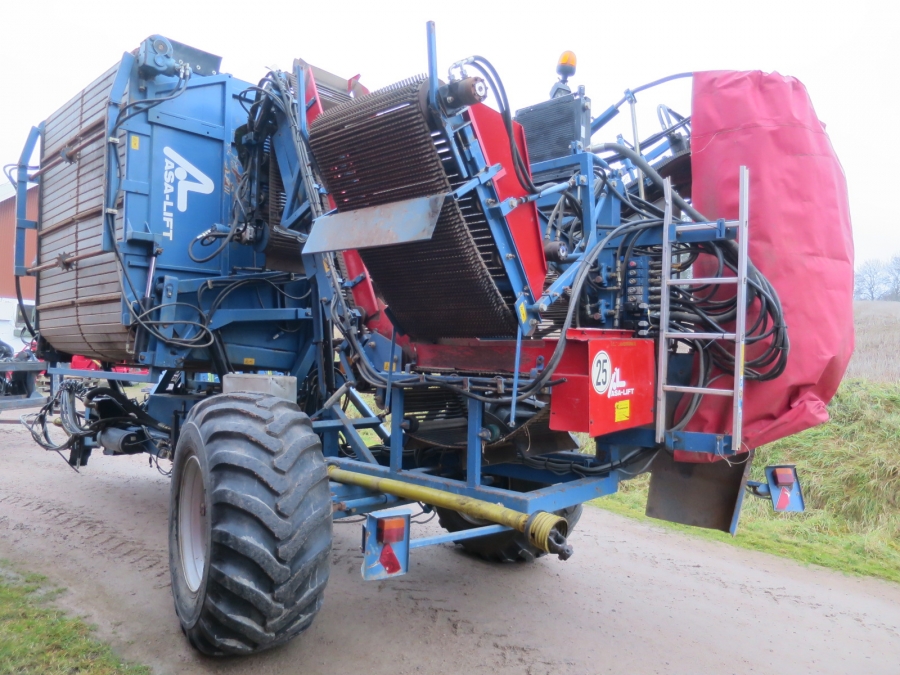 4904 Asa-Lift T-140B carrot harvester with 4 ton Bunker