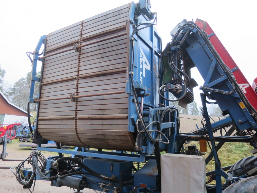 4904 Asa-Lift T-140B carrot harvester with 4 ton Bunker