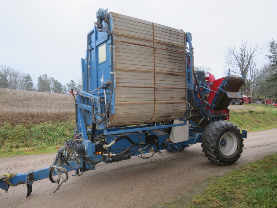 4904 Asa-Lift T-140B carrot harvester with 4 ton Bunker