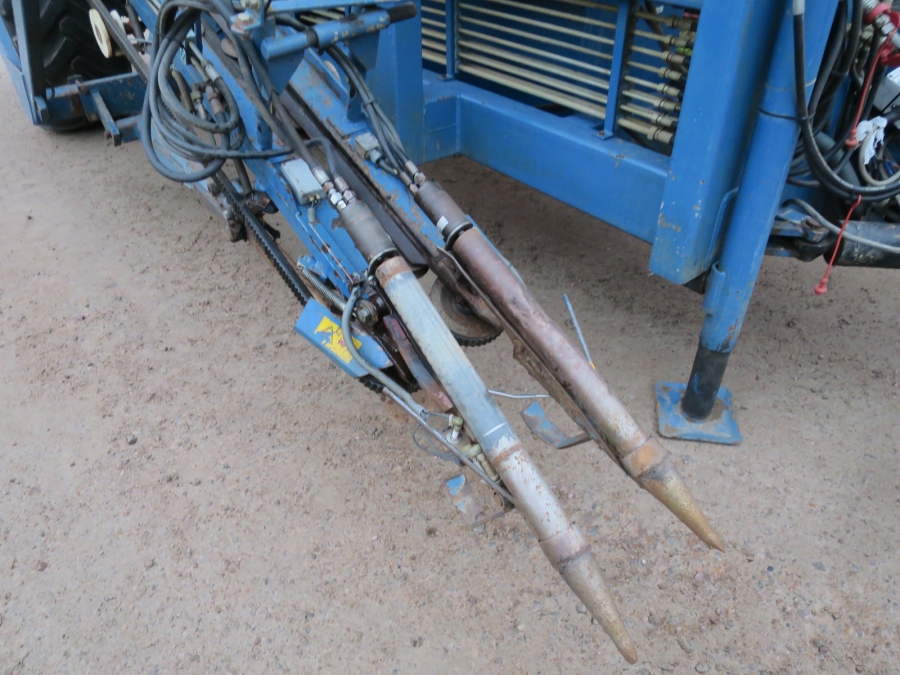 4904 Asa-Lift T-140B carrot harvester with 4 ton Bunker
