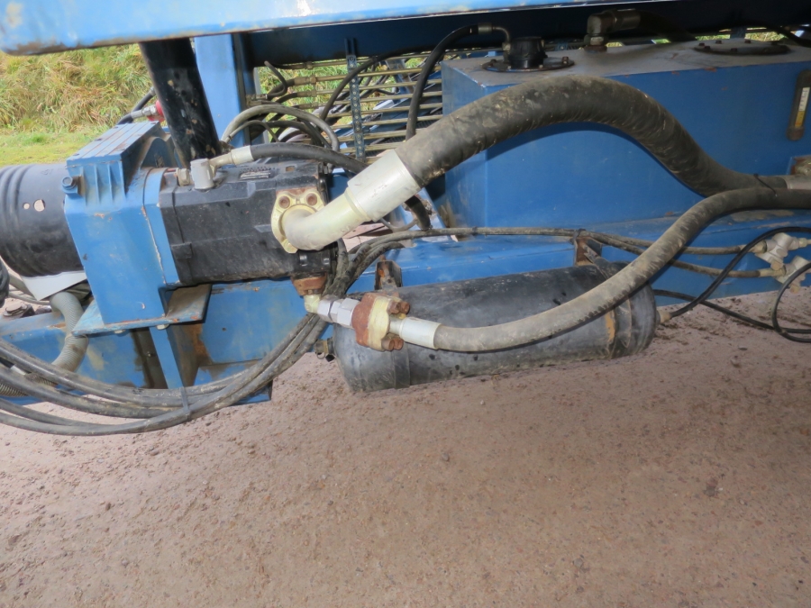 4904 Asa-Lift T-140B carrot harvester with 4 ton Bunker