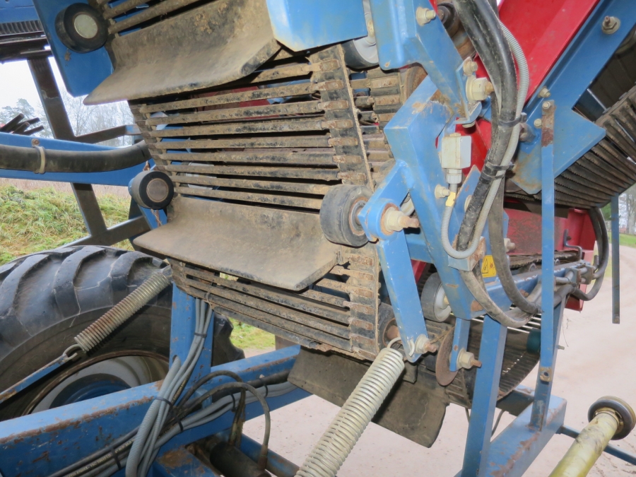 4904 Asa-Lift T-140B carrot harvester with 4 ton Bunker
