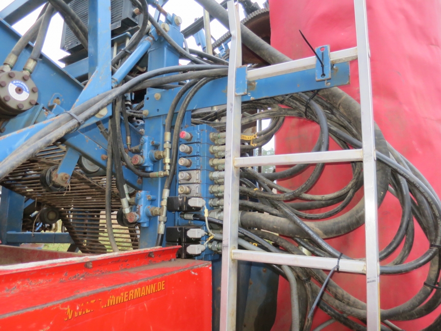 4904 Asa-Lift T-140B carrot harvester with 4 ton Bunker