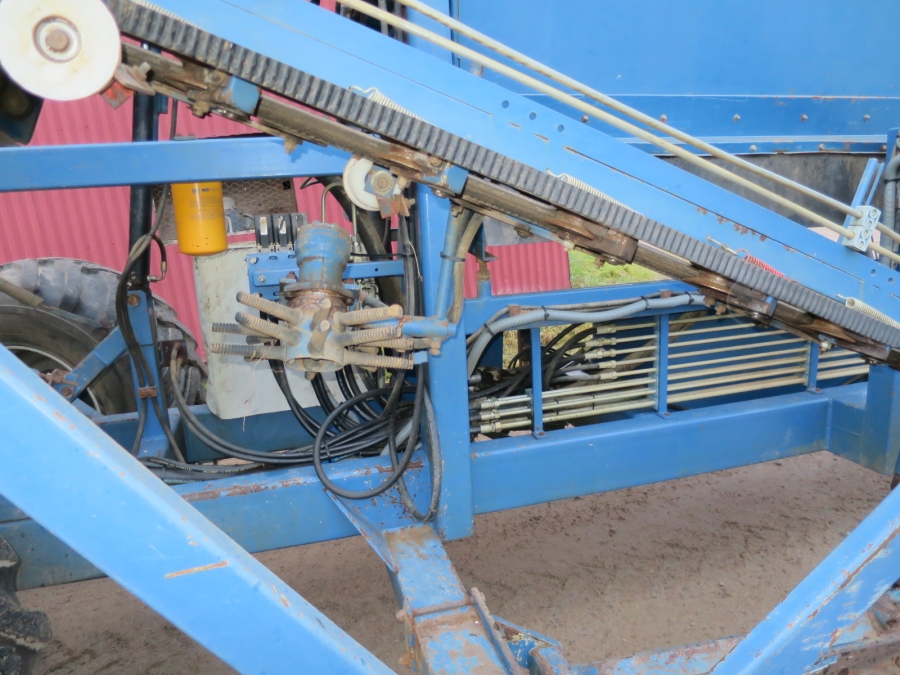 4904 Asa-Lift T-140B carrot harvester with 4 ton Bunker