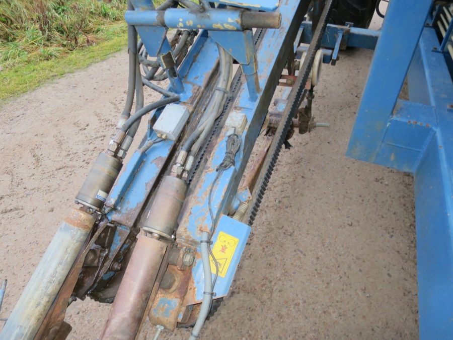 4904 Asa-Lift T-140B carrot harvester with 4 ton Bunker