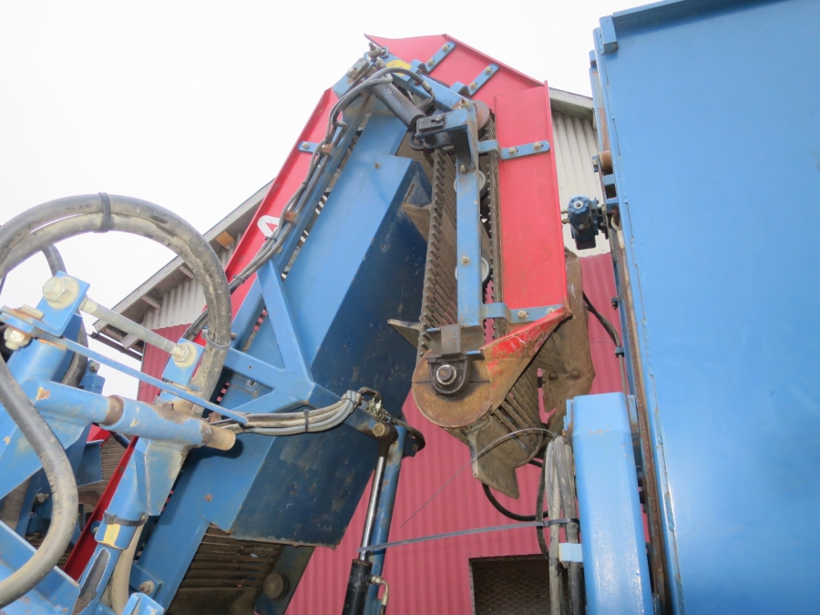 4904 Asa-Lift T-140B carrot harvester with 4 ton Bunker