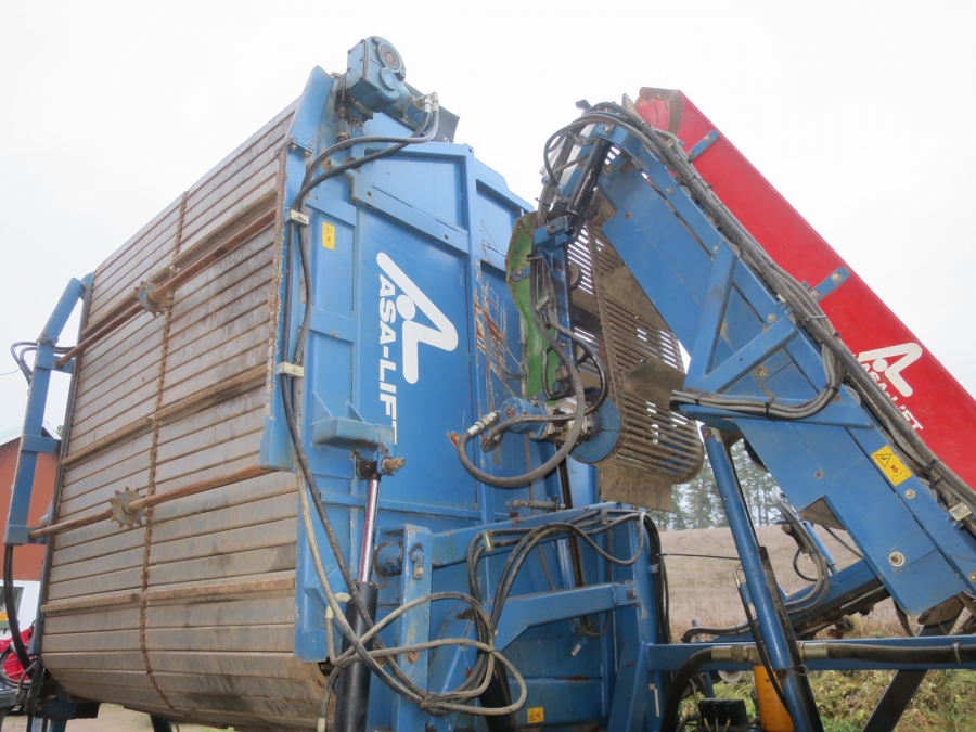 4904 Asa-Lift T-140B carrot harvester with 4 ton Bunker